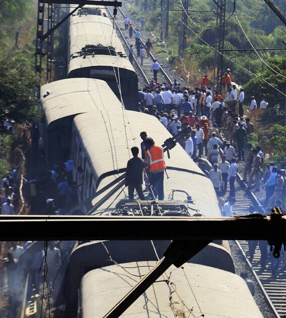 Local train derails in Mumbai