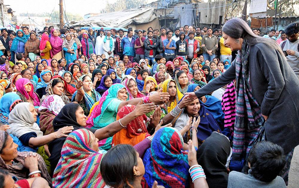 Brinda Karat meets Kathputli Colony residents