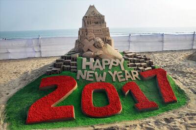 Creates a sand sculpture on the eve of New year 2017