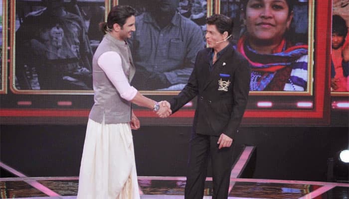 Sushant Singh Rajput tries patent Shah Rukh Khan pose and look what king Khan has to say! 