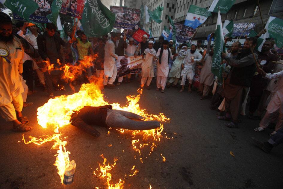 Pakistani religious group burn an effigy of Bashar Assad