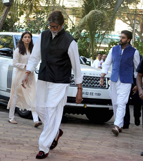 Amitabh Bachchan, Abhishek Bachchan and Aishwrya Rai Bachchan arrive to attend a prayer meet of late actor Om Puri, in Mumbai