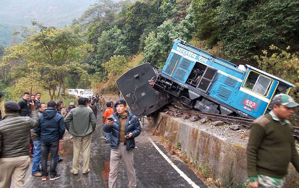 Train derails in Kurseong