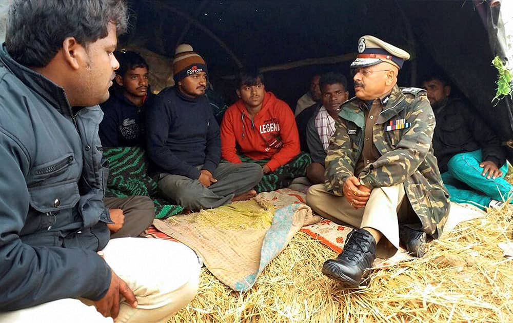 Maoists torch vehicles