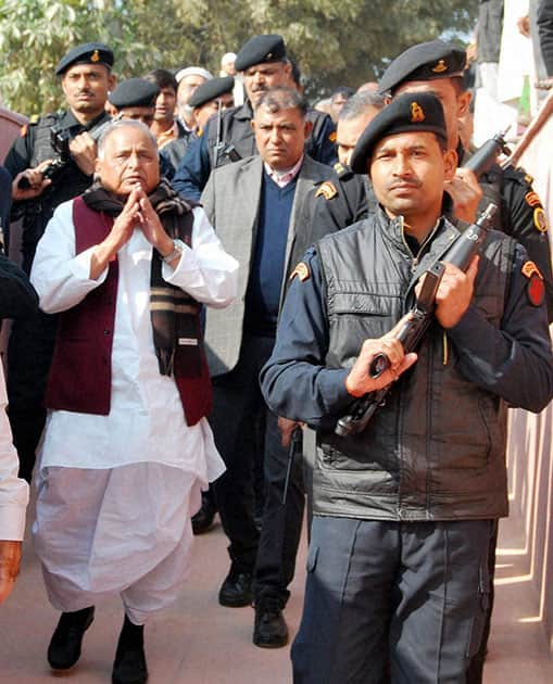 Mulayam Singh Yadav arrives to pay homage to Imam