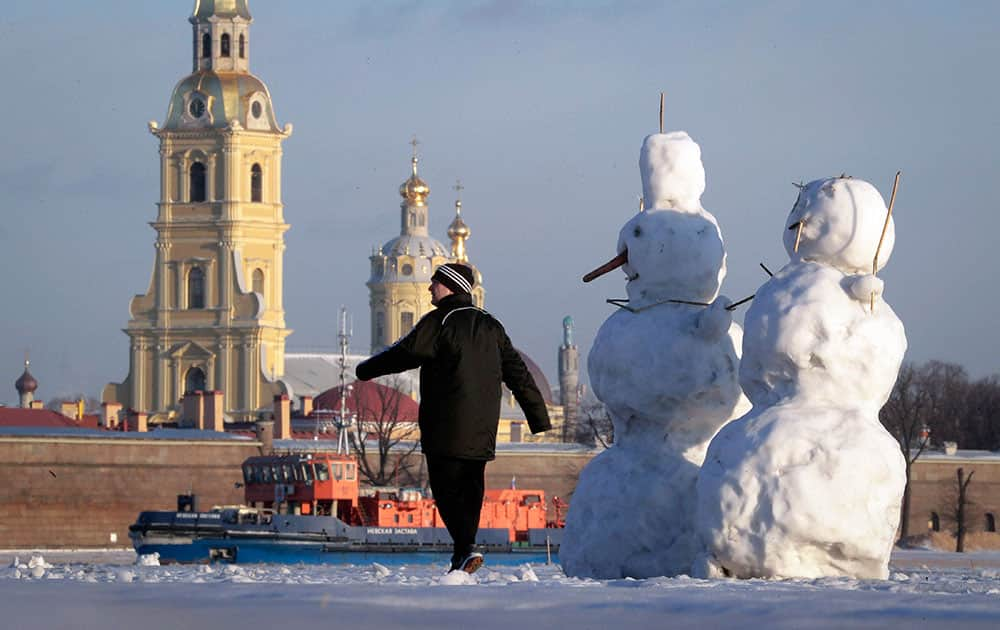 A man walks on the ice of the Neva River