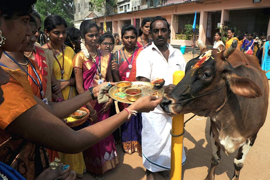 Indian women offer aarthi