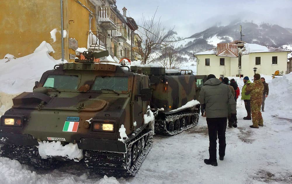 An Italian army vehicle arrives in Campotosto