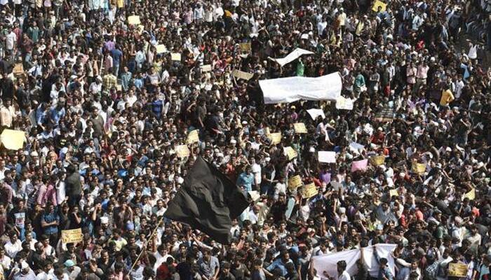 Jallikattu stir: Tamil Nadu Police starts evicting protesters from Chennai&#039;s Marina Beach