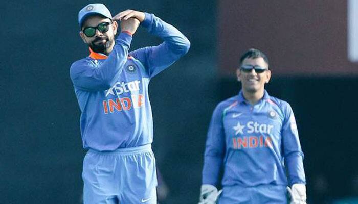 Virat Kohli takes review without MS Dhoni's consent, instantly regrets –  Watch Video | England vs India 2016 News | Zee News