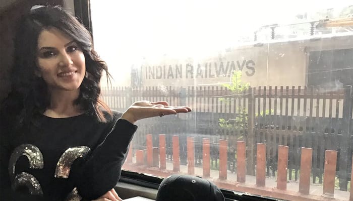 Raees: Sunny Leone travels to Delhi by train, gets amazed by Shah Rukh Khan&#039;s stardom