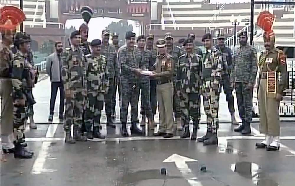 Security personnel from India and Pakistan