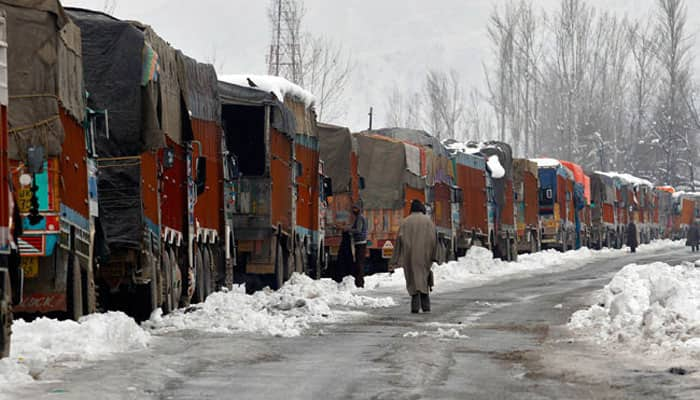 Record snowfall cuts off Kashmir Valley, avalanche warning issued