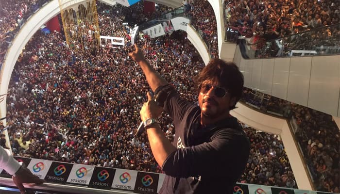 &#039;Raees&#039; promotions: Pune showers unconditional love on Shah Rukh Khan – See pics