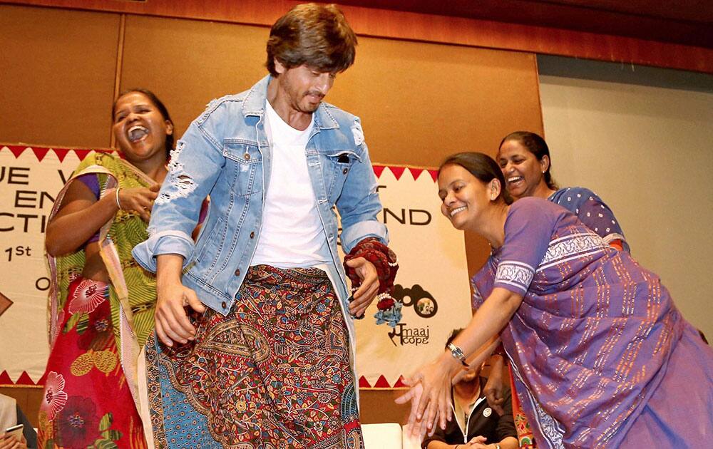 Shahrukh Khan performs Lungi dance with NGO Ladies Shahrukh Khan performs Lungi dance with NGO Ladies