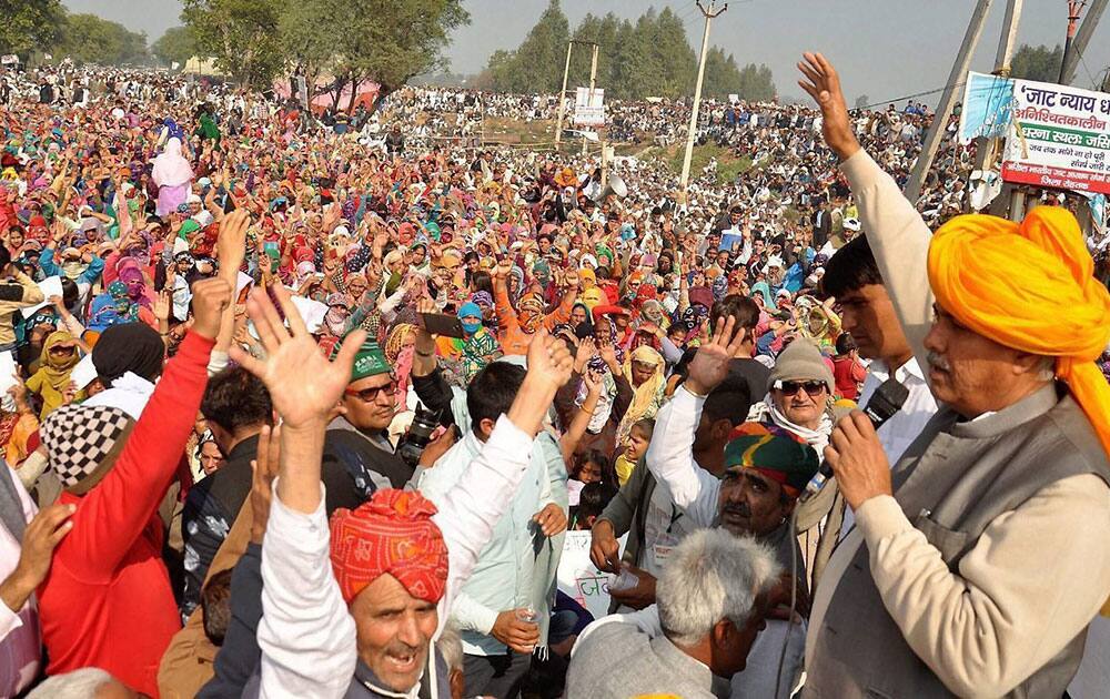 Yashpal Malik agitating Jat protesters at Jassia village