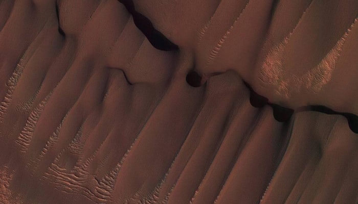 Summer on Red Planet - New image from HiRISE reveals dune field formed near base of the North Polar cap (See pic)