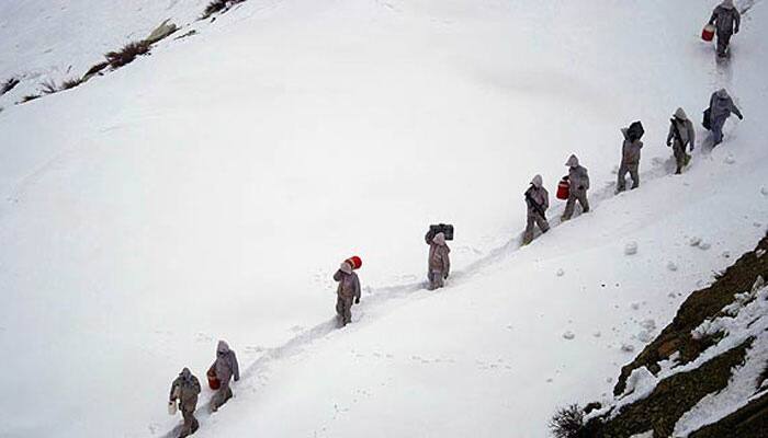 J&amp;K: Jawan forced to trek through snow, carries mother&#039;s dead body on shoulder