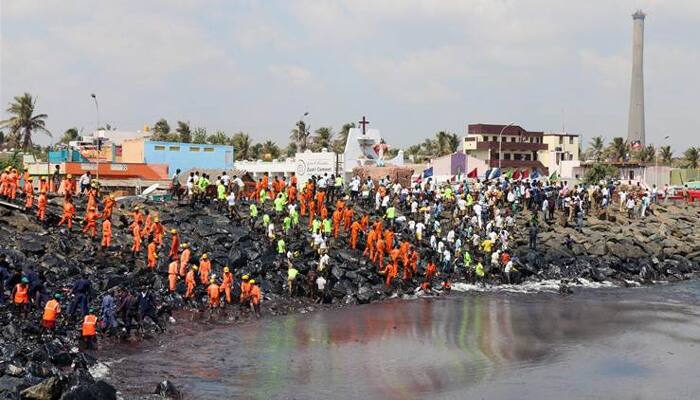 Thousands clean up spilt oil along Chennai coast