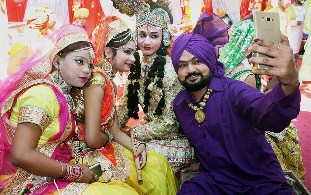 Punjabi and Brij folk artists click selfie at Surajkund International craft fair