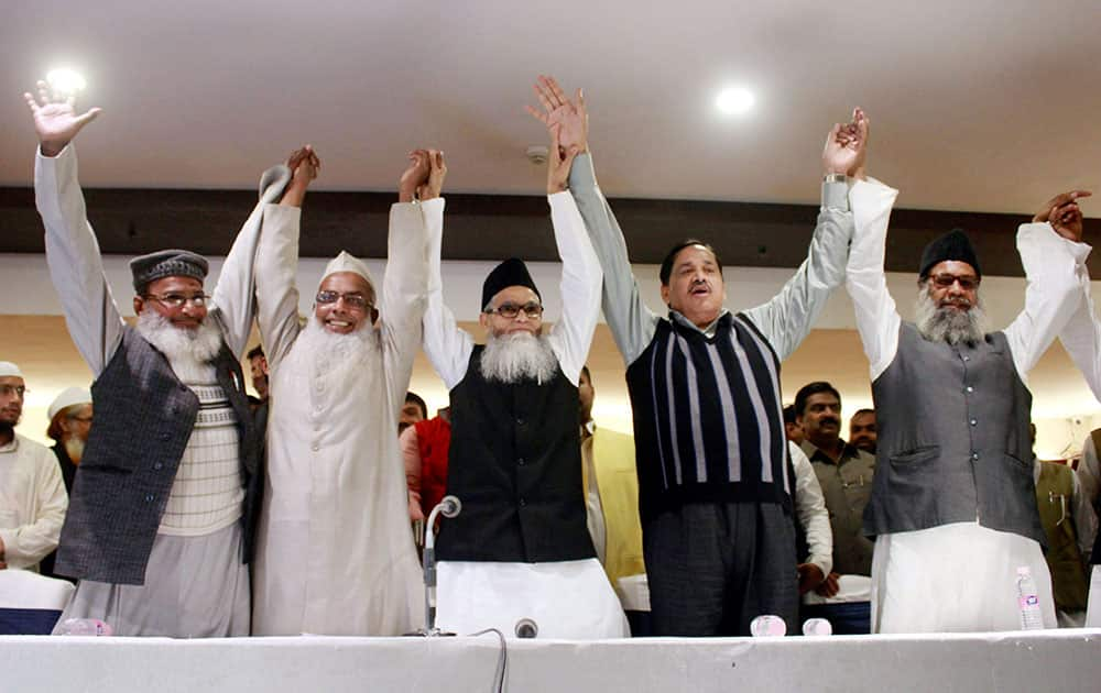 BSP Leader Naseemudin Siddiqui and others during a joint press conference