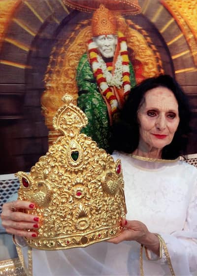 Gold crown donated at Saibaba Temple