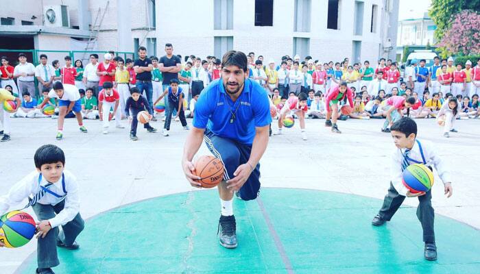 Rare video of Indian giant Satnam Singh Bhamara slam dunking in US — MUST WATCH