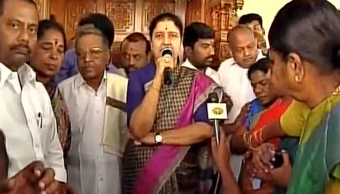 Sasikala calls O Panneerselvam a &#039;traitor&#039;, demands Tamil Nadu Governor to call her immediately