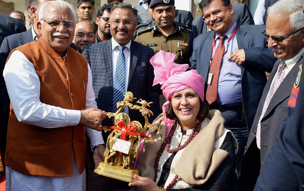 Manohar Lal honouring Haryana’s Paralympic sportswoman Deepa Malik