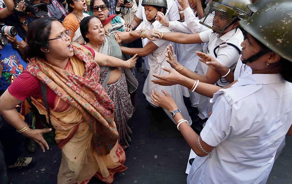 Police detain Congress activists during their march to State Assembly