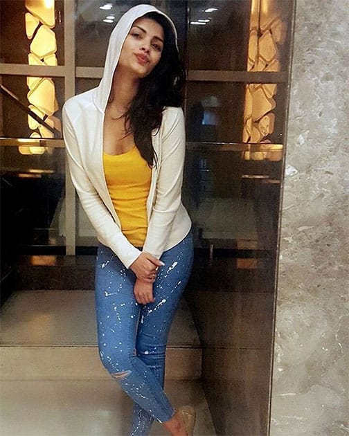 sonali raut - waiting for the lift selfie