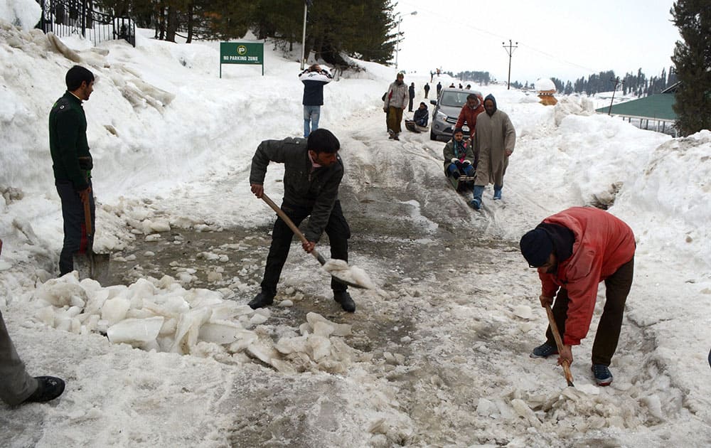 Government labourers clear snow in gulmarg