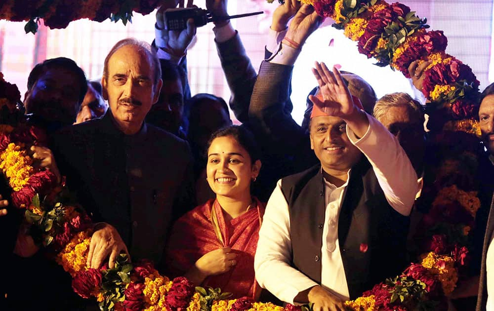 Akhilesh Yadav,Ghulam Nabi Azad and Aparna Yadav at an election rally