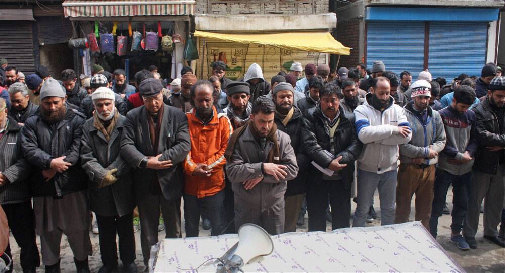 People pray for victims of Pak blast in Srinagar People pray for victims of Pak blast in Srinagar