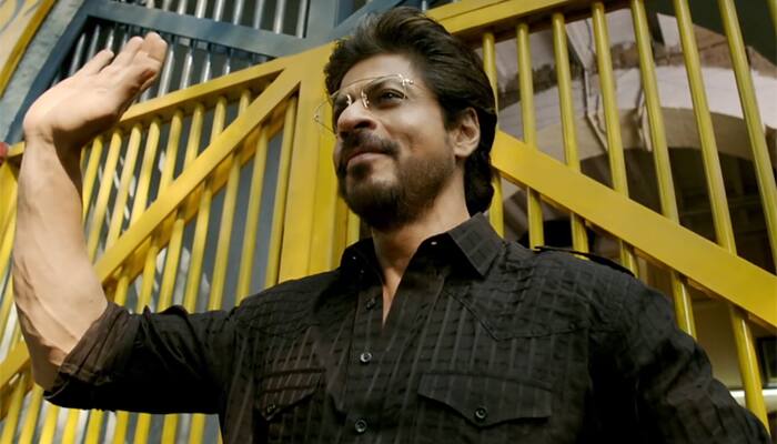 Shah Rukh Khan wins hearts once again, arranges food for hungry beggar! - Watch