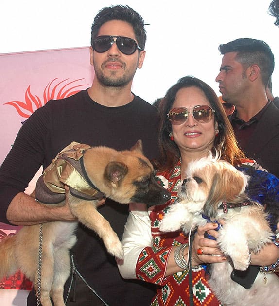 Siddharth Malhotra with Smita Thackeray during inaurgation of Dogs Dating Carnival festival