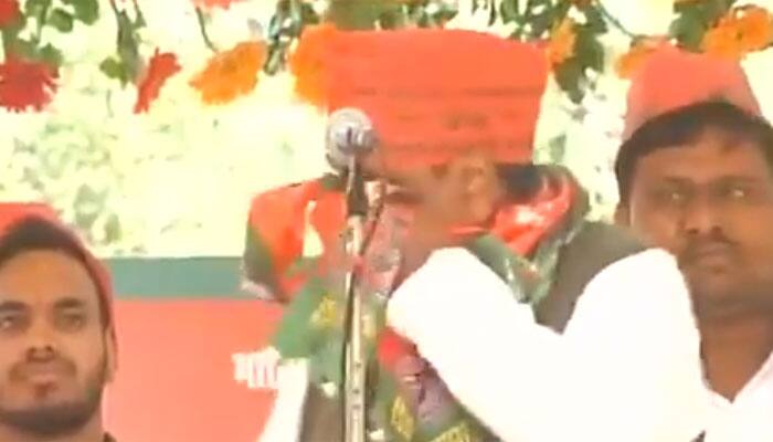 Rape-accused Samajwadi Party leader Gayatri Prajapati breaks down during Amethi rally, says court will do justice to him