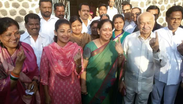 Senior Congress leader and former home minister Sushilkumar Shinde casts his vote for civic body polls in Solapur