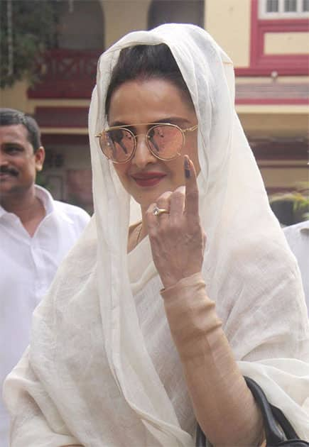 Actress MP Rekha after casting her vote BMCelection  - Twitter