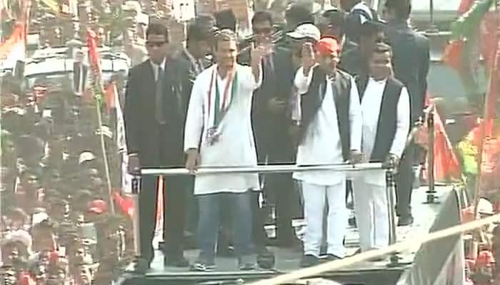 Akhilesh Yadav-Rahul Gandhi&#039;s stage collapses as duo holds roadshow in Allahabad - WATCH