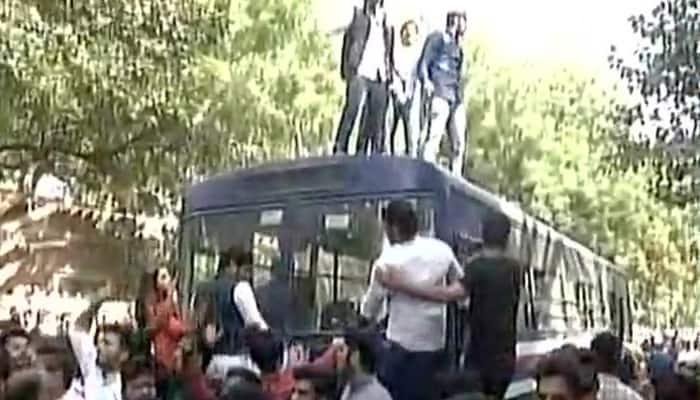 ABVP, AISA activists clash outside Delhi&#039;s Ramjas College over invite to JNU&#039;s Umar Khalid - Watch