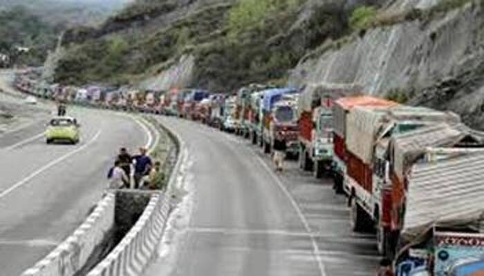 One-way traffic on Jammu-Srinagar highway due to bad road conditions 