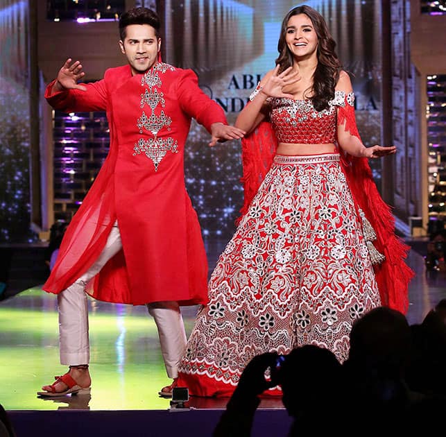 Alia Bhat and Varun Dhawan break into a jig at a fashion show in Mumbai