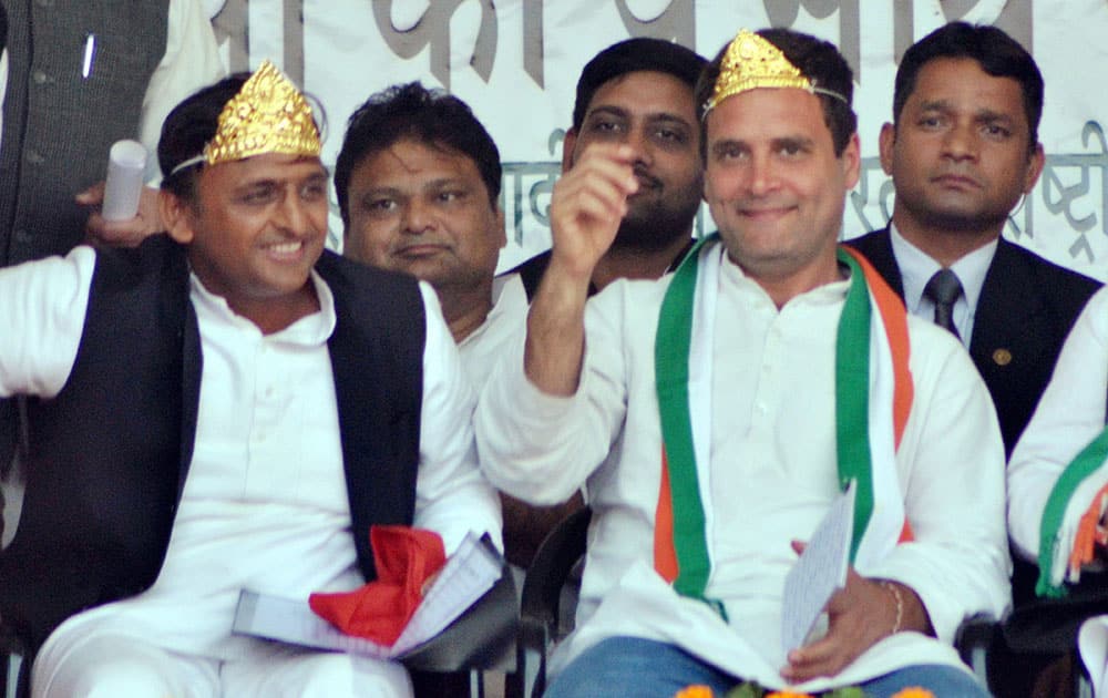  Rahul Gandhi and Akhilesh Yadav at an election rally