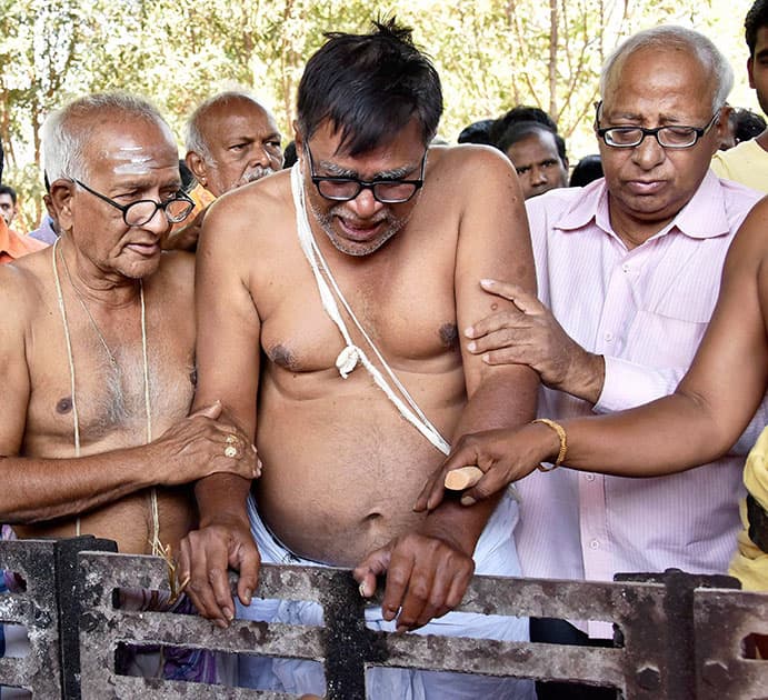 Father of Srinivas Kuchibhotla performs his sons last rites in Hyderabad