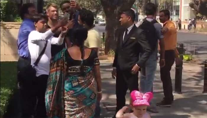 WATCH: David Warner&#039;s daughter Ivy throws her candy after fans surround him for selfies in Bengaluru