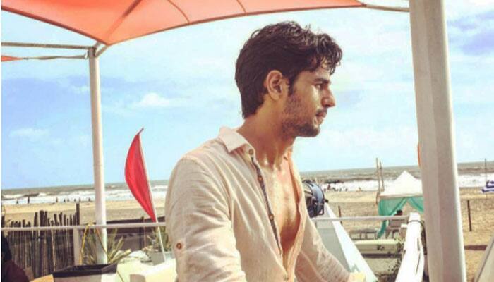 Sidharth Malhotra shops online and Alia Bhatt helps him!