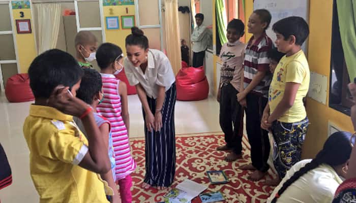 Amy Jackson spends time with kids at St Jude&#039;s hospital! 