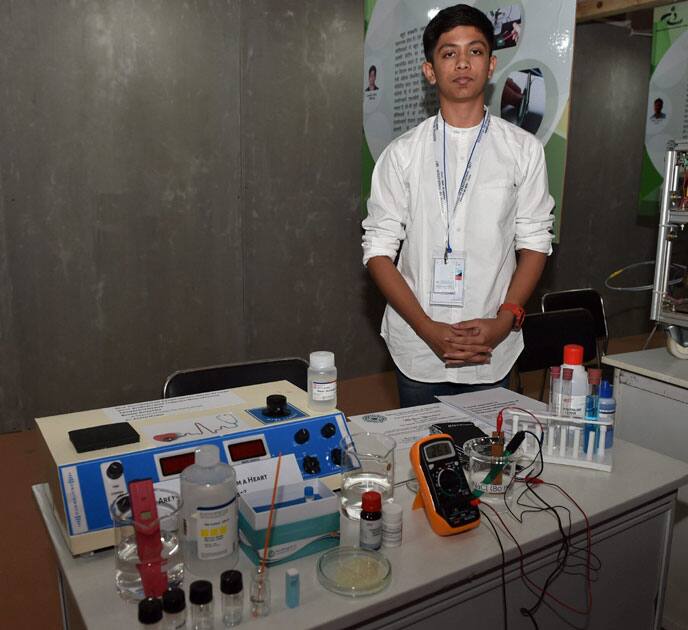 Akash Manoj with his prototype of non-invasive