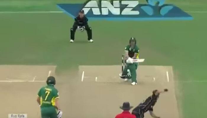 WATCH: AB de Villiers stuns cricket fraternity by unleashing &#039;reverse hook&#039; shot against New Zealand